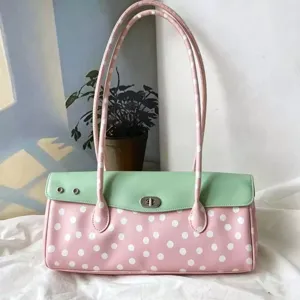 Détail de la belle sacoche rose et verte à pois avec une fermeture à tourniquet.