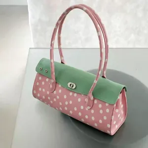 Sac à épaule rose et vert à pois avec rabat, détail de sac fourre-tout coloré tendance.