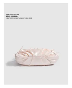 Vista dettagliata della borsa rosa in raso plissettato con eleganti dettagli a fiocco.