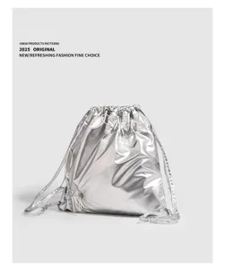 Silberner Metallic-Kordelzug-Plissee-Rucksack, trendiger Freizeitrucksack für Alltag und Schule.