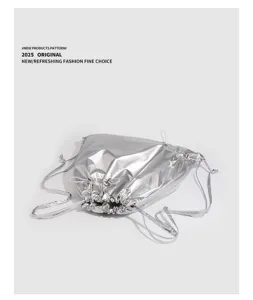Detailansicht des silbernen metallic Kordelzug Rucksacks, der die glänzende Textur zeigt.