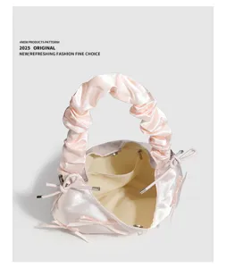 Borsa a mano nuvola plissettata in raso rosa con fiocchi, dettaglio borsa spalla carina.