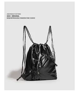 Schwarzer glänzender Kordelzug-Raffrucksack Detail zeigt leichtes Material und lässigen Stil.