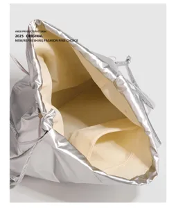 Silberner metallischer Kordelzug Rucksack Detailansicht, lässiges plissiertes Design.