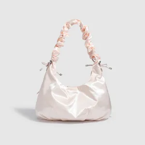 Bellissima borsa a mano rosa in raso con manico plissettato e fiocco. Elegante borsa.