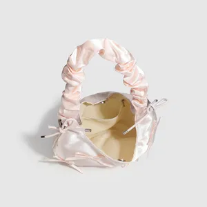 Borsa a nuvola in raso rosa con fiocchi graziosi e manico arricciato per donne eleganti.