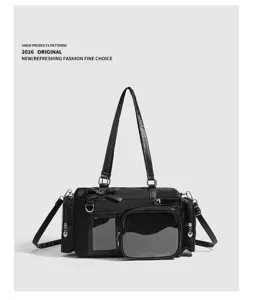Dettaglio borsa itabag nera in nylon con finestra trasparente, fiocco e tasche utili.