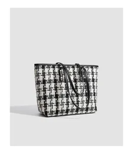 Klassieke zwart-witte houndstooth tweed shopper tas met zwarte lederen handvatten voor dagelijks.
