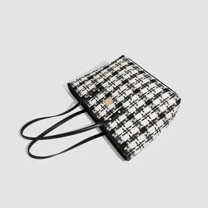 Chique zwart-witte tweed shopper voor dames. Elegante retro schoudertas en handtas voor werk.