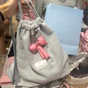Grijze trekkoord rugzak voor dames, casual sweatshirt stof dagrugzak met roze strik.