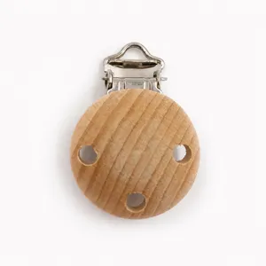 Primo piano dettagliato di accessorio per clip ciuccio in legno di faggio naturale.