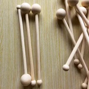 Detailansicht von Massivholz-Massagestäben mit runden Köpfen aus Holz, glatte Oberfläche.