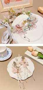 Détail d'accessoires de cheveux floraux, fleurs en tulle rose avec perles et cristaux.