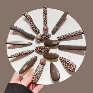 Leopard print hair clip set, trendy aesthetic side bangs clips for women and girls daily.