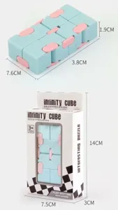 Detailansicht des Macaron Infinity Cube Spielzeugs in bunten Farben und kompakter Form.