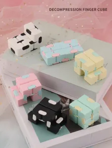 Detailansicht bunter Infinity Cube Fidget Toys, ideal zum Entspannen und Stressabbau.