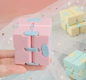 Macaron unendlicher Zauberwürfel Anti-Stress Spielzeug, kreatives Fidget Toy in Pastellfarben.