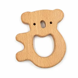 Dettaglio massaggiagengive koala in legno di faggio naturale, giocattolo sicuro per neonati.