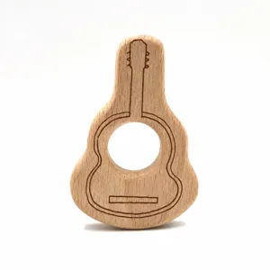 Dettaglio massaggiagengive chitarra in legno di faggio naturale giocattolo dentizione neonato.