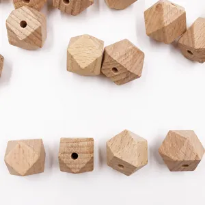 Gros plan de perles en bois naturel facettées avec trous, idéal pour bijoux DIY et projets d'artisanat.