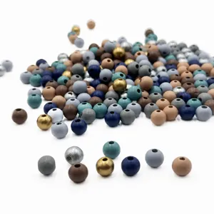 Detail van houten kralen in Morandikleuren, DIY accessoires voor handgemaakte sieraden.