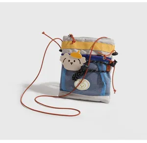 Piccola borsa a tracolla stile campeggio cane cartone animato, custodia telefono da esterno mesh.