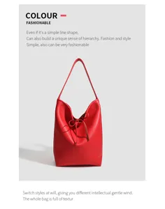 Vista detallada del elegante bolso de hombro de cuero rojo con gran capacidad de carga.