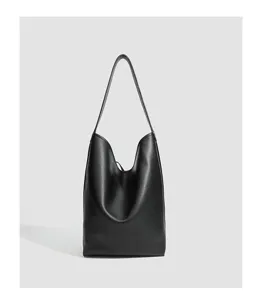 Vista detallada del bolso hobo de cuero negro con textura suave y gran capacidad de espacio.