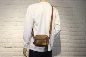 Vue détaillée du sac bandoulière marron en cuir pour homme avec sangle réglable et poche.