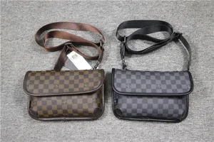 Détails de la bandoulière et des finitions de ce sac à carreaux classique et élégant.