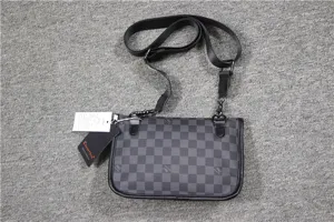 Vue détaillée du sac à bandoulière à carreaux élégant pour hommes avec sangle réglable.