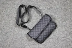 Sac bandoulière à carreaux gris pour homme, élégant sac crossbody décontracté avec rabat.