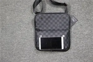 Vue détaillée du sac bandoulière pour homme à carreaux avec rabat et bandoulière réglable.