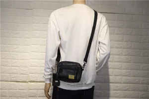 Vue detaillee du sac bandouliere noir pour homme avec poche avant et ecusson.