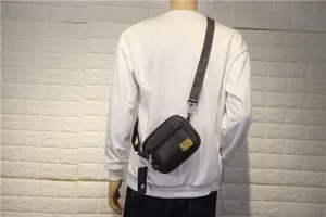 Sac bandoulière décontracté pour homme, petite sacoche zippée idéale pour un usage quotidien.