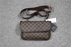 Sac bandoulière pour homme à motif à carreaux classique, sangle réglable pour usage quotidien.