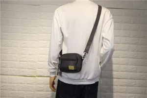 Sac bandoulière décontracté pour homme petit sac messenger avec sangle réglable pour le quotidien.