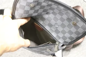 Vue détaillée de l'intérieur du sac bandoulière gris à carreaux avec fermeture éclair.