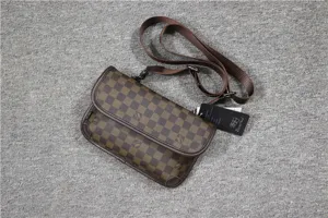 Sac à bandoulière à carreaux marron pour homme, élégant sac rabat avec sangle réglable.