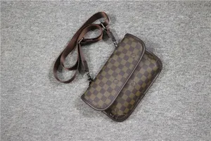 Sac bandoulière homme à carreaux marron rétro casual sac messenger design élégant.