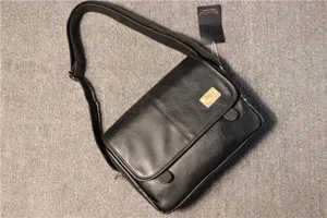 Sac bandoulière homme en cuir PU noir avec bandoulière réglable et rabat pour usage quotidien.