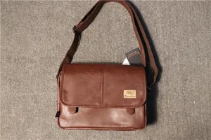 Vue détaillée du sac messager en cuir marron avec bandoulière réglable et rabat avant.