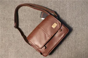 Sac messenger en cuir PU marron vue de détail avec poche à rabat avant et sangle réglable.