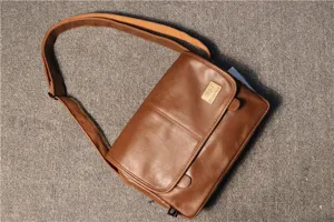 Détail de sac bandoulière en cuir PU marron, design de sangle vintage, accessoire quotidien.