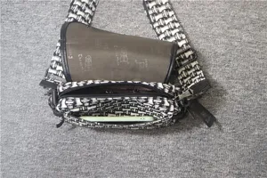 Sac à bandoulière en toile noire et blanche pour hommes et femmes, style décontracté.