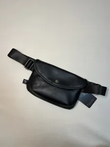 Black PU leather waist bag for men, casual retro sling chest bag with adjustable strap.