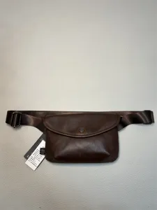 Retro brown leather fanny pack for men, casual waist bag with adjustable strap for daily use.