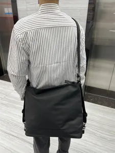Élégant sac bandoulière souple en cuir noir, grand sac cabas polyvalent pour le travail quotidien.