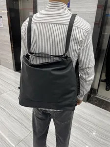 Sac à dos et cabas noir multifonction élégant pour le quotidien, design en cuir souple.