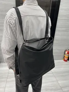 Vue de dos détaillée du sac à dos et cabas souple multifonctionnel en cuir noir.